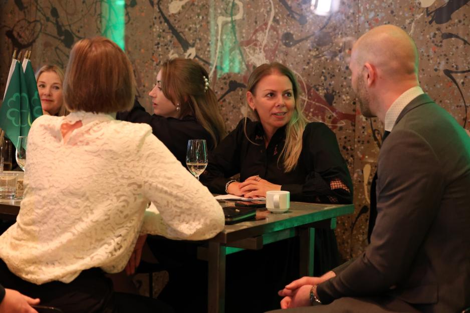 En gruppe folk sitter rundt bordet p&aring; Senterpartiet sin valgvake.