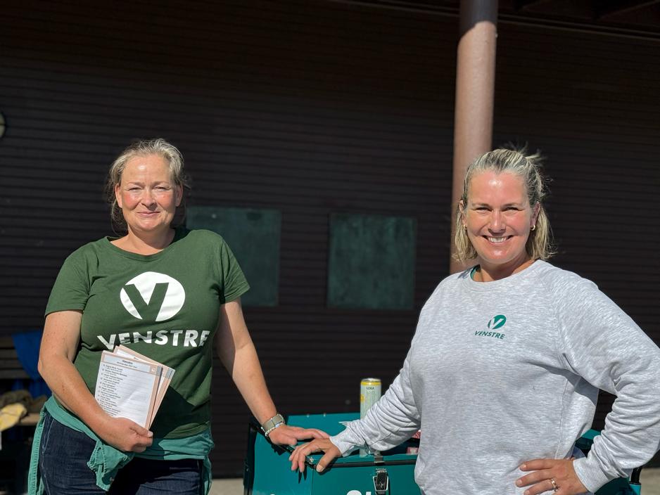 Eili Vigestad Berge sykler til valglokaler, og deler ut boller og brus til venstre medlemmer.