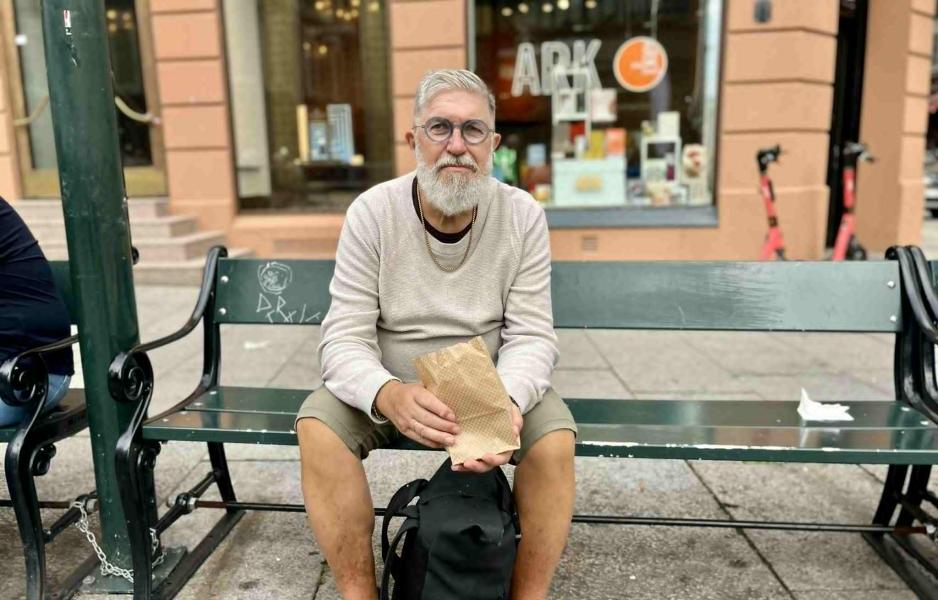 En man sitter p&aring; en benk p&aring; Karl Johan