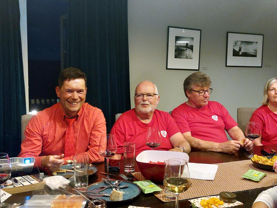 AP&acute;ere p&aring; r&aelig;lingen er glade seg p&aring; valgvake