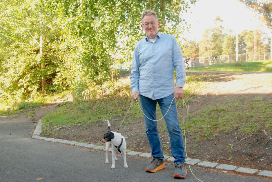 mann st&aring;r med hunden sin p&aring; utsiden av valglokale