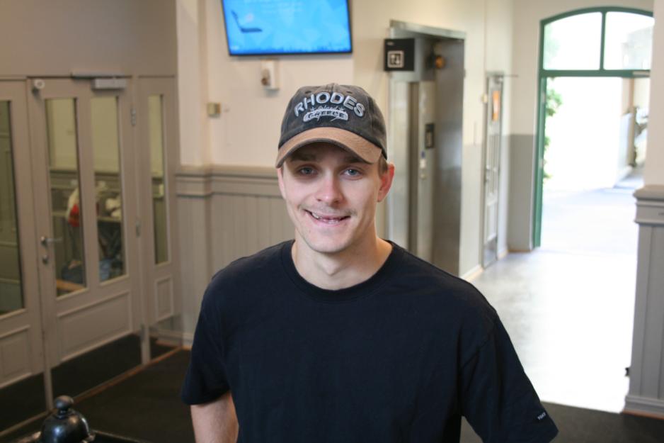 Simen Lande (25) smilende p&aring; vei til &aring; stemme