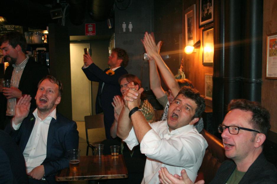 Jublende gjester p&aring; Pokalen p&aring; MDGs etterfest