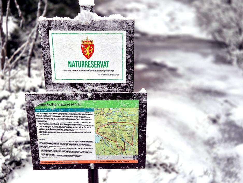 Bilde av skiltet til Mellomkollen naturreservat.