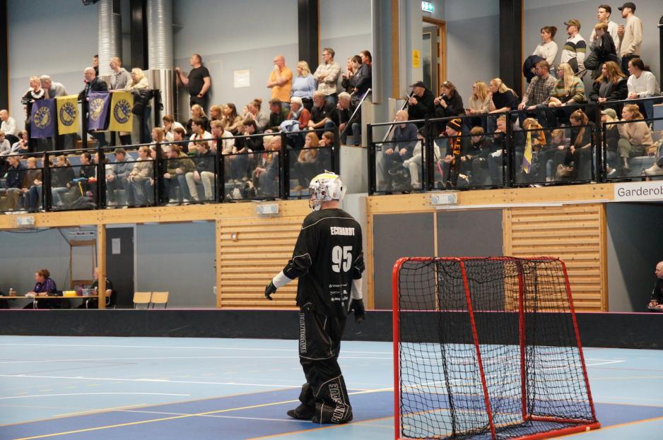 Keeper Eckhardt med fansen på tribunen 