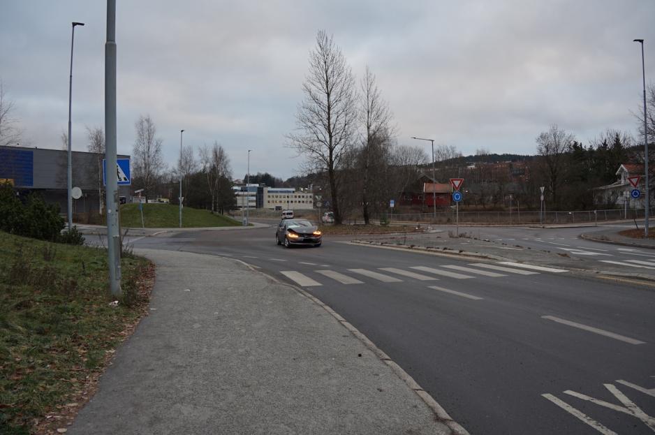 Bilen st&aring;r fremdeles midt i rundkj&oslash;ringen