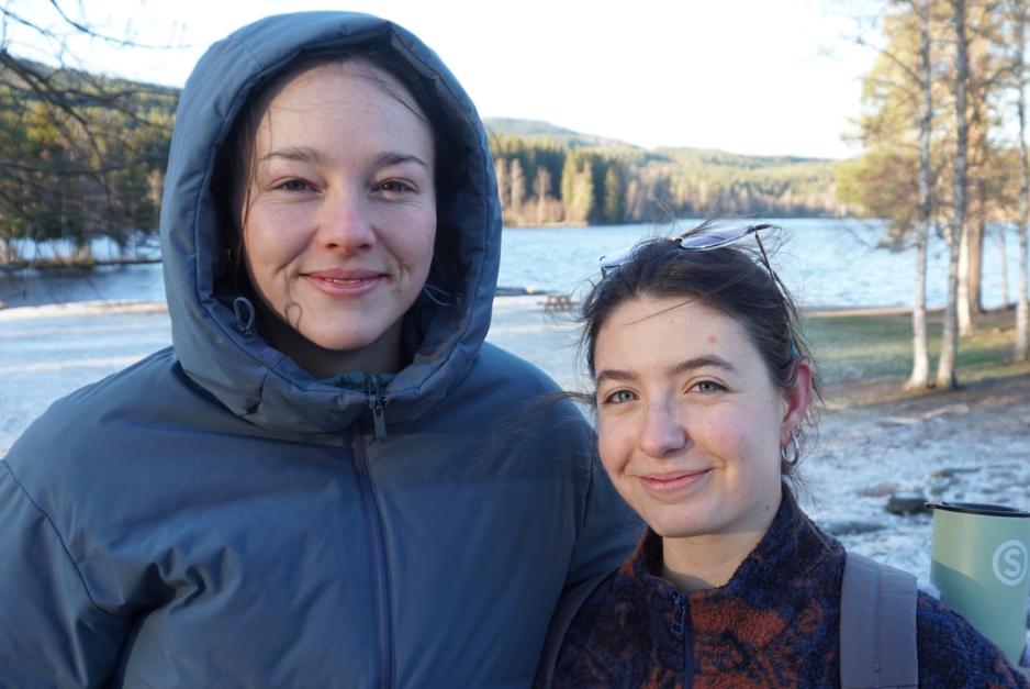 To jenter st&aring;r og smiler foran Sognsvann