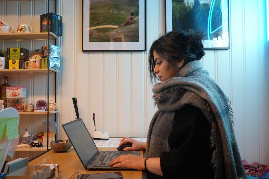 Feryal Khaki Sahneh jobber på pcen i butikken 