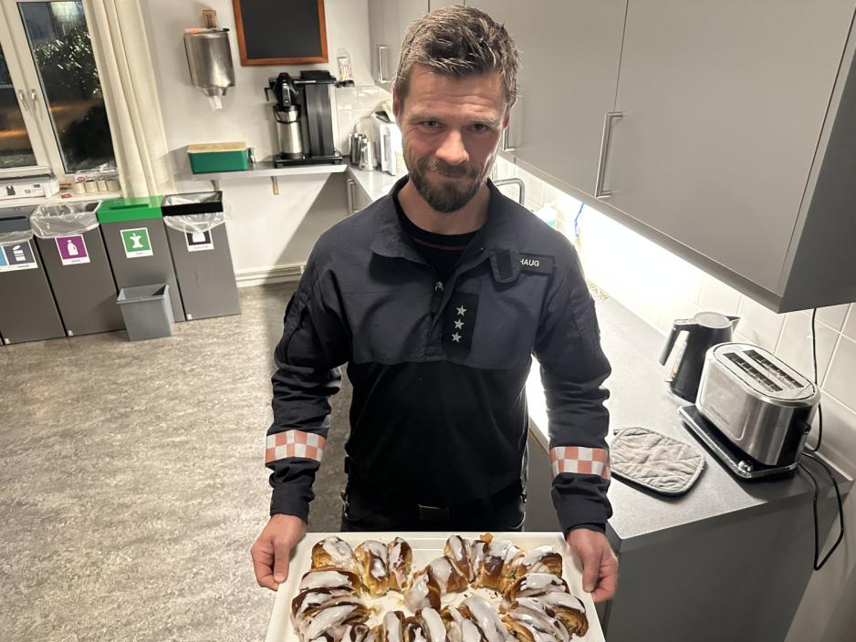 Bilde av Brannmesteren med et fat med en klippekrans på