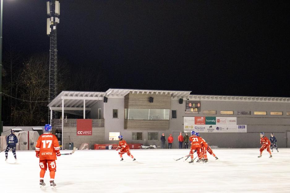 Tøff duell mellom tre Ullern spillere og en Ready spiller