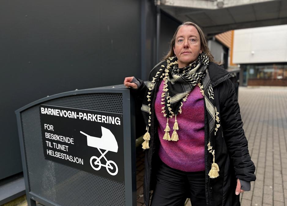 Trude Koksvik Nilsen foran barnevognsparkeringen til helsetunet på Holmlia.