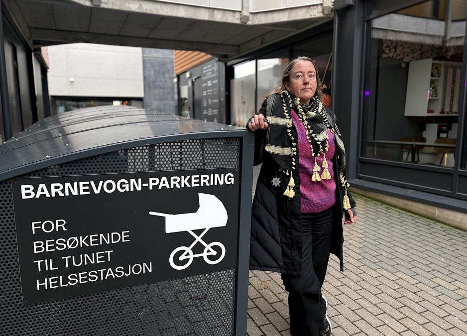 Trude Koksvik Nilsen foran barnevognsparkeringen til helsetunet på Holmlia.