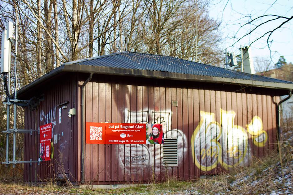 reklameplakat for "jul på Bogstad" som henger langs veien på Lilleaker