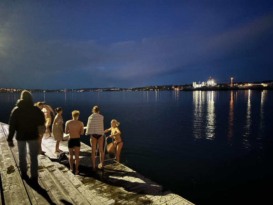 P&aring; bildet ser vi ungdomer som er p&aring; tur ut i vannet p&aring; Tjuvholmen. 