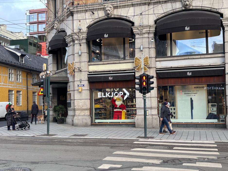 Utenfor Elkj&oslash;p Glassmagasinet i Oslo sentrum.