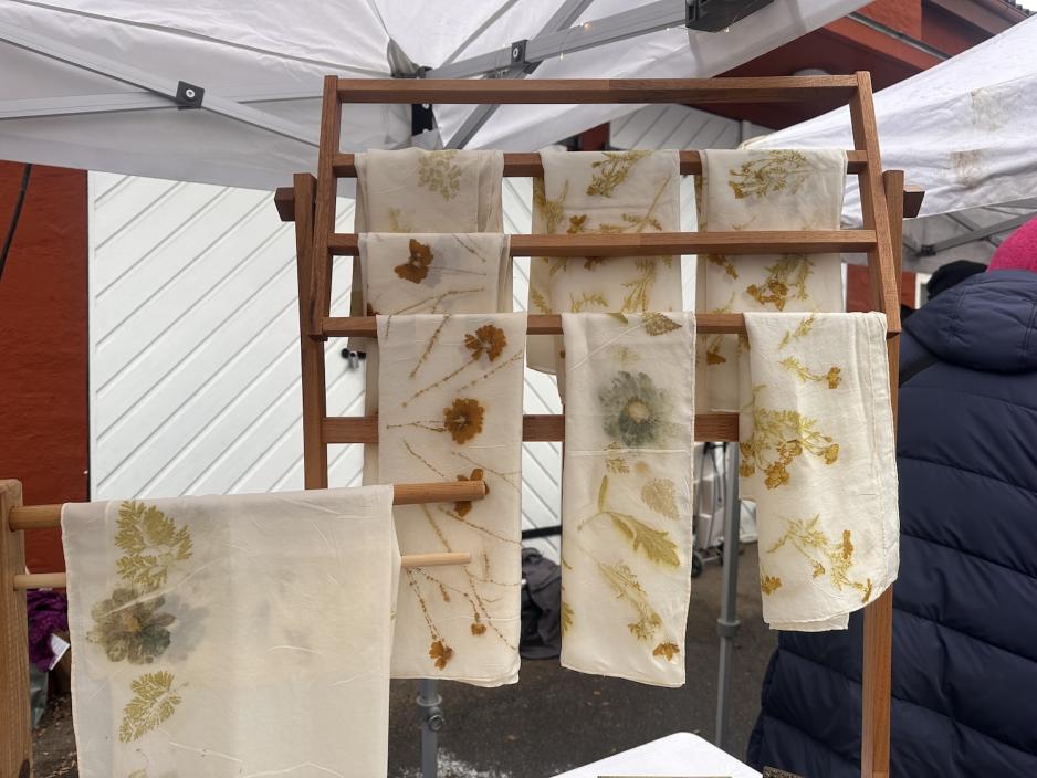 N&aelig;rbilde av tekstiler med blomsterprint