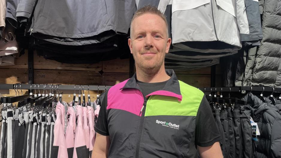 Jarl Andre jobber p&aring; Sports Outlet p&aring; Stovner senter