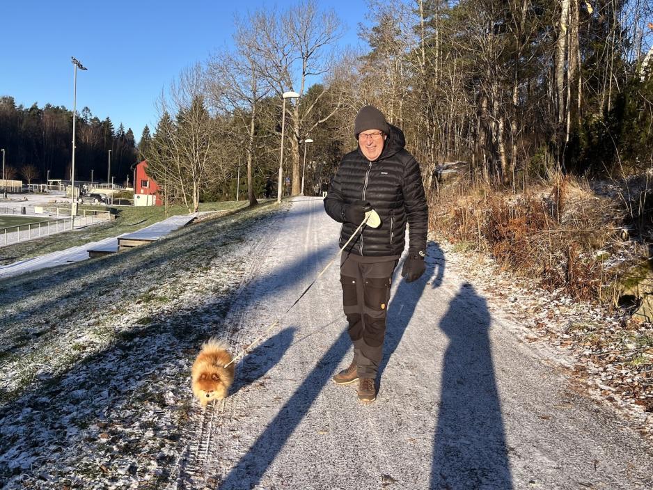 Bj&oslash;rn Snedsg&aring;rd som tur med hunden sin Chiko 
