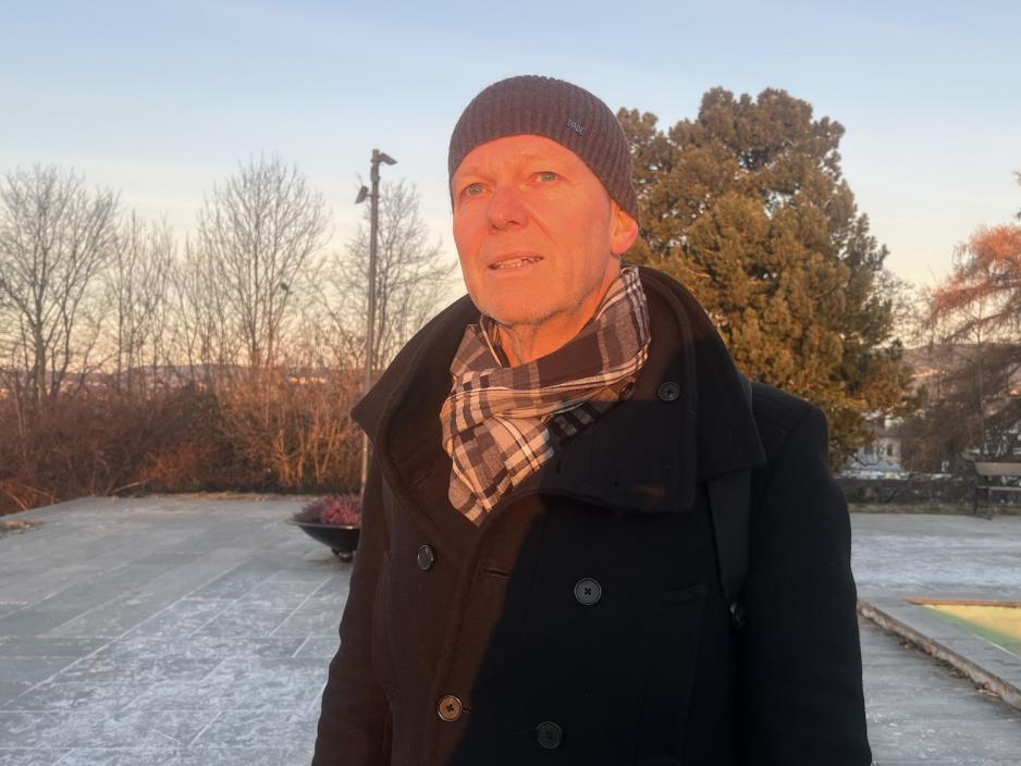 Glenn Menkin som blir truffet av dagens f&oslash;rste solstr&aring;ler