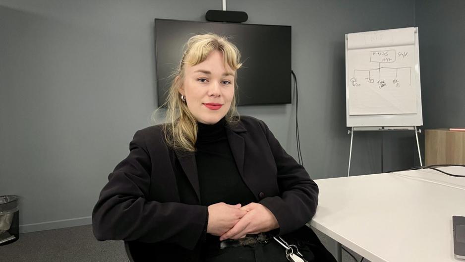 Siri Haugan Holden sitter på kontor.