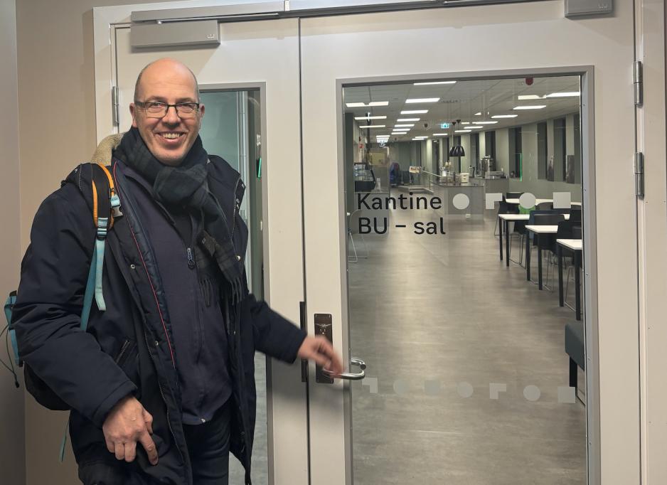 Halvnært portrett av smilende Ola Borge Mannsåker (politiker) 