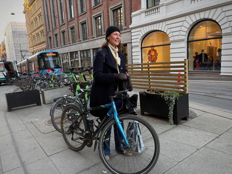 Mari Dyrkorn Tjora ser utover bybildet mens hun hopper p&aring; sykkelen.