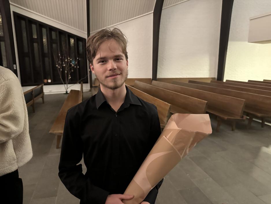 Talentprisvinner Thorbjørnsen holder blomster
