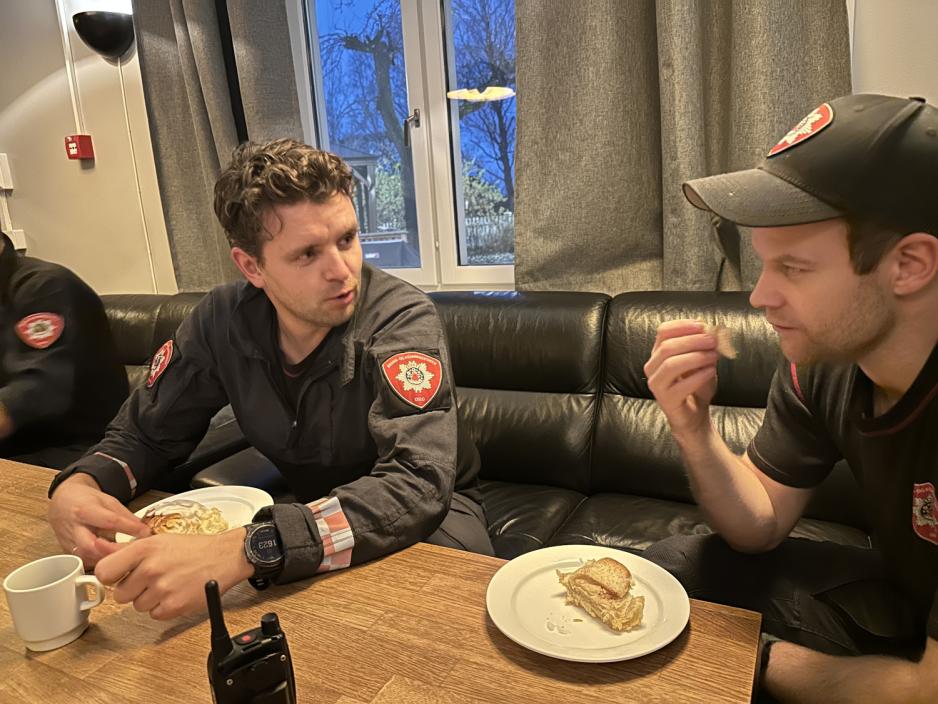 To brannmenn nyter fersk gjærbakst på pauserommet