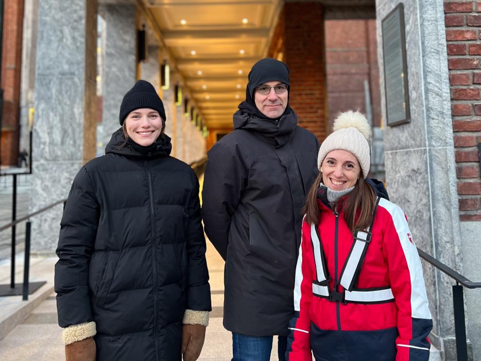 Thea Jessen (bevar Karlsrud skole), Christoffer Staib Sørensen og Marie Lowzow Morland (bevar Abildsø skole) utenfor Rådhuset