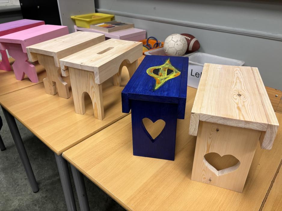 Krakker laget av sløyden på Østensjø skole