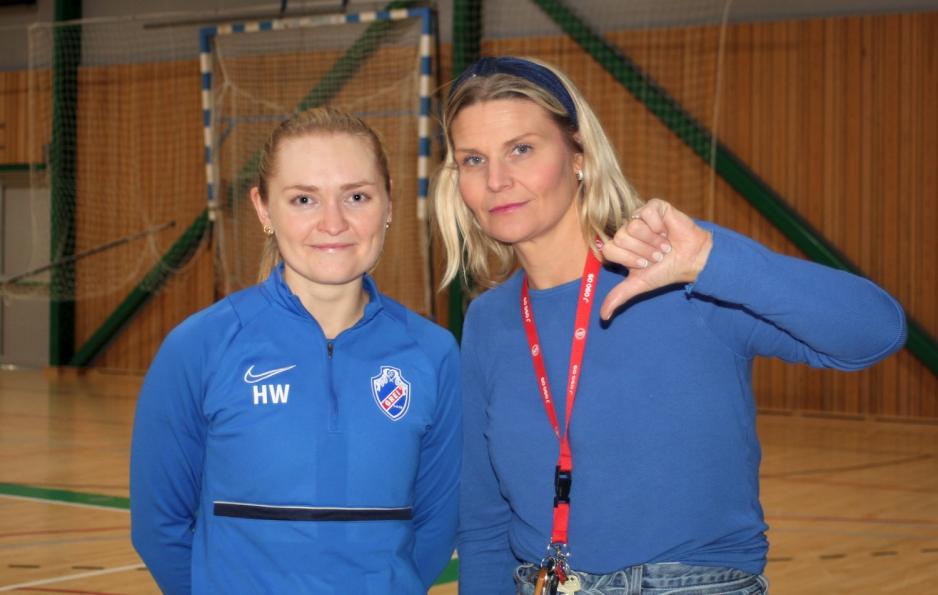 Spiller og trener er misfornøyde med tilstanden hallen er i.
