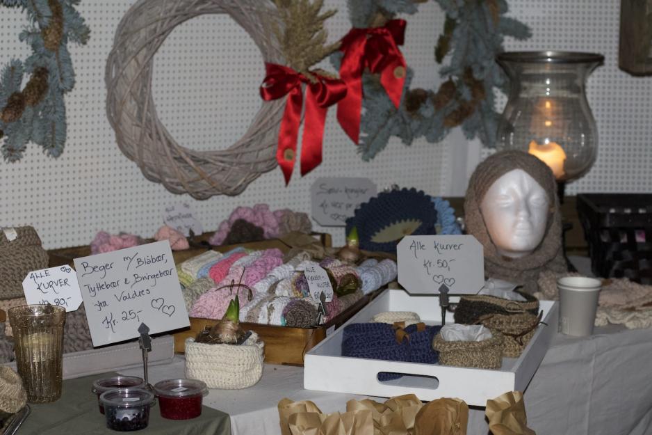 Et bord med produkter p&aring; julemarkedet til Therese Lunde