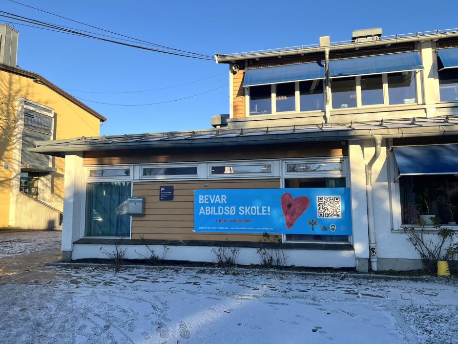 Abildsø skole med aksjonsgruppe plakat