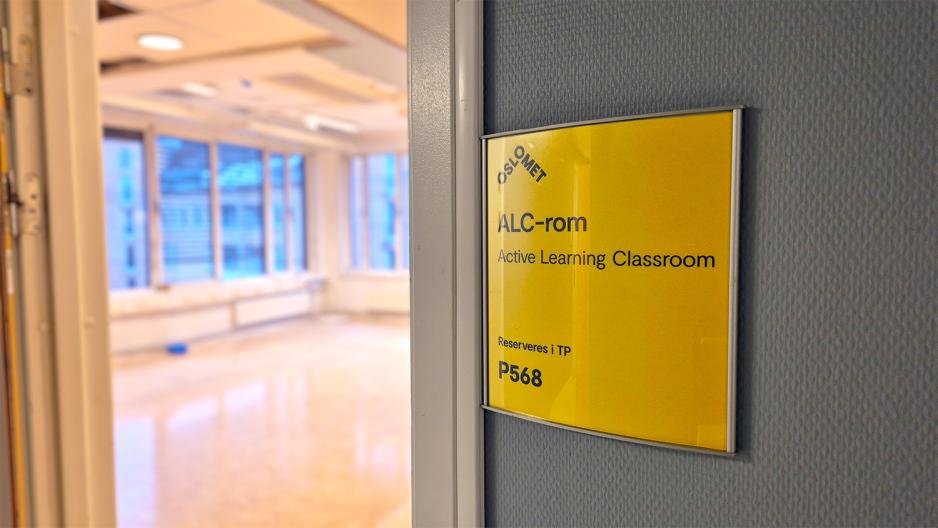 Gult skilt utenfor et rom i OsloMet, P48. På skiltet står det "ALC-rom. Active Learning Classrom. Reserveres i TP. Rom P568".