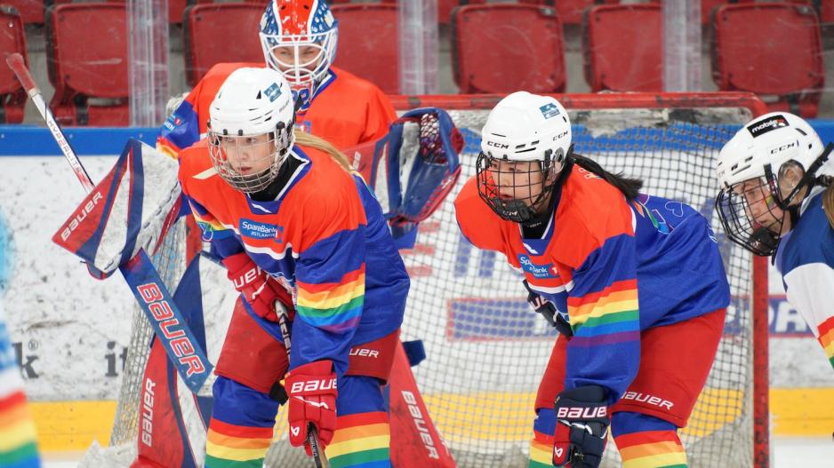 To av Vålerenga sine spillere venter på at pucken skal droppes