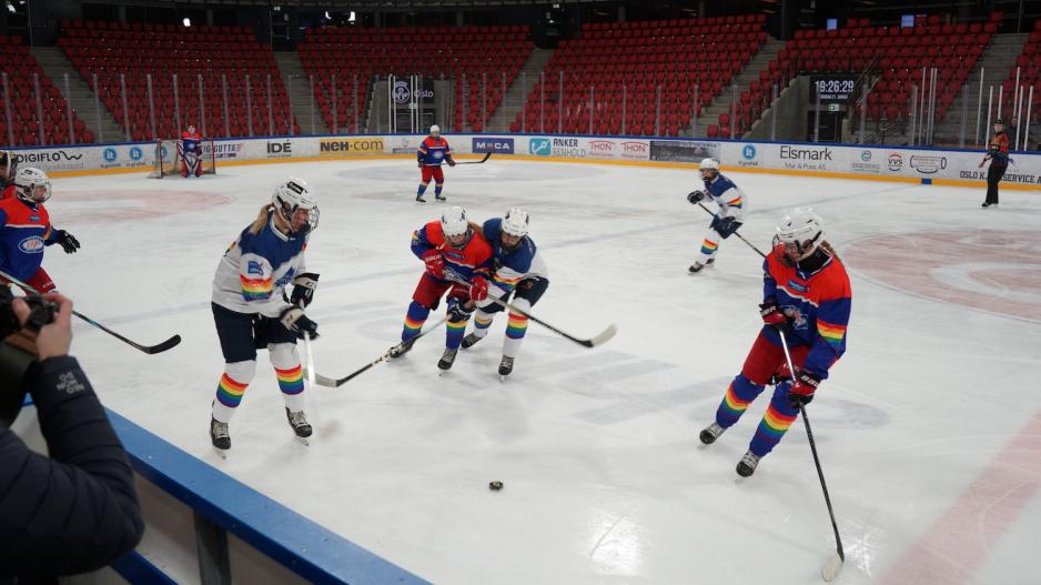Flere spillere fra både Vålerenga og Furuset som går etter pucken