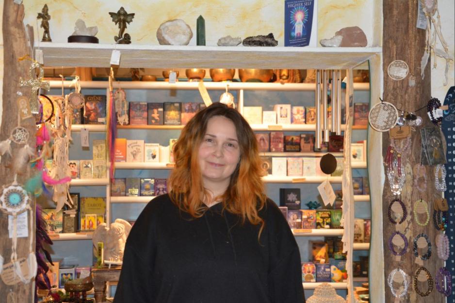 dame som ser på kamera i krystallbutikk 