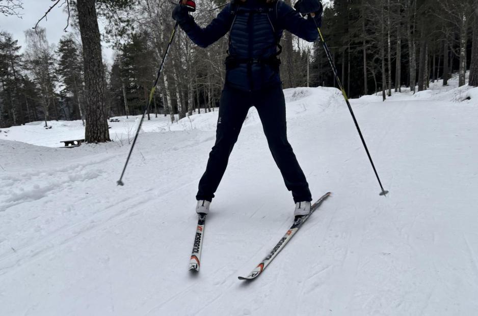 Person som ploger p&aring; ski