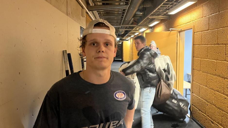 Pontus Finstad står i gangen