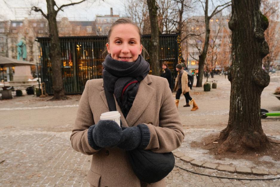 Dame p&aring; Karl Johan med en kaffe i h&aring;nden.
