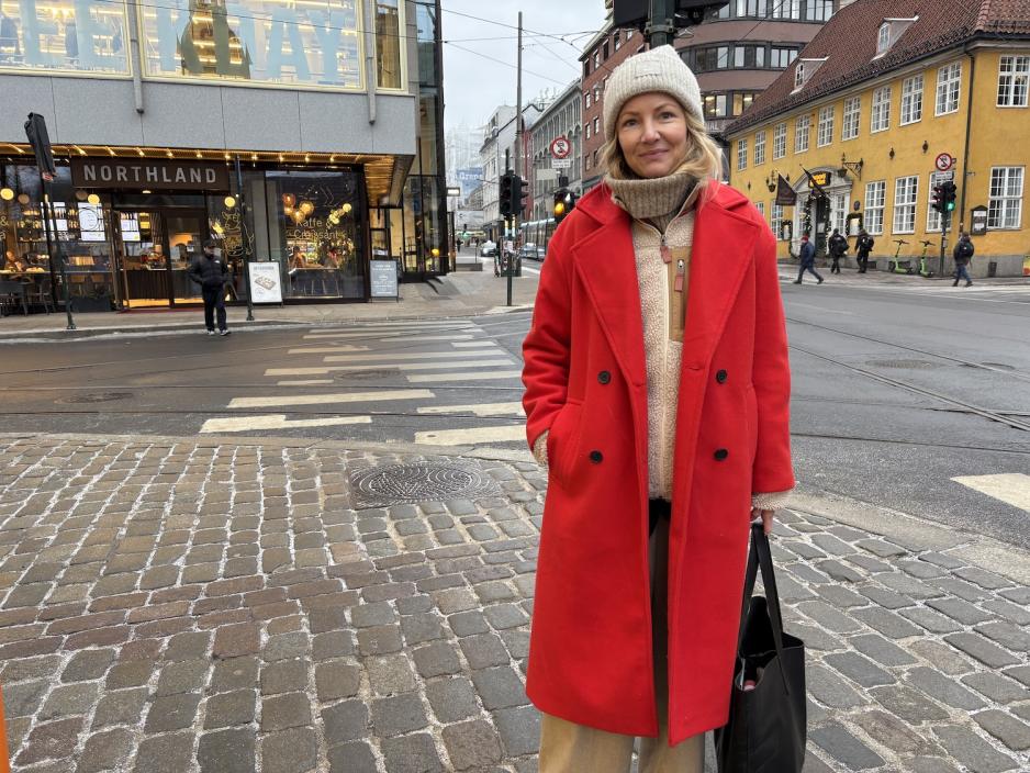 Helene Edvardsen (39) i rød kåpe. 