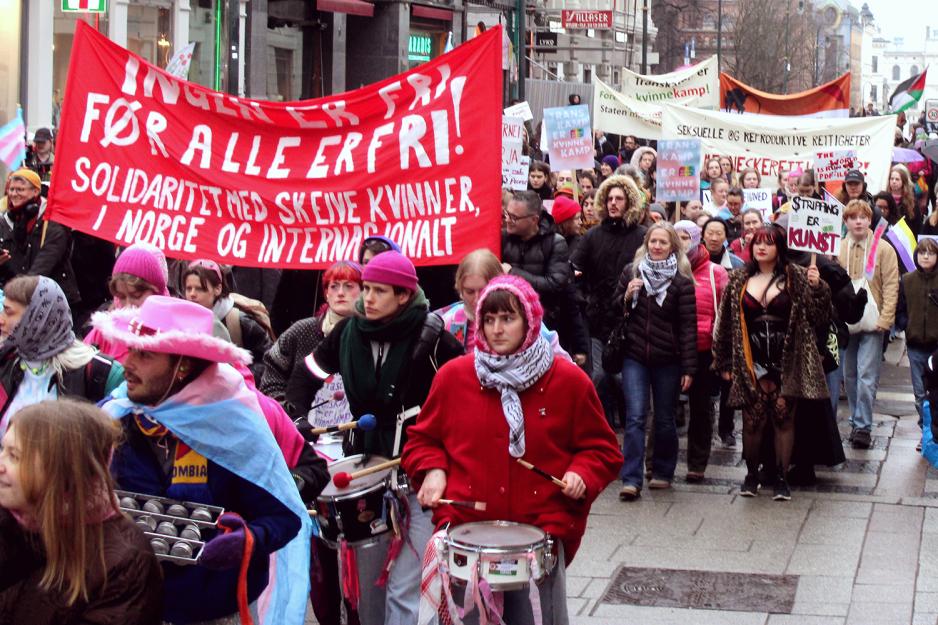 Toget for inkluderende 8. mars går oppover Karl Johan. I bakgrunnen står Alma Adore