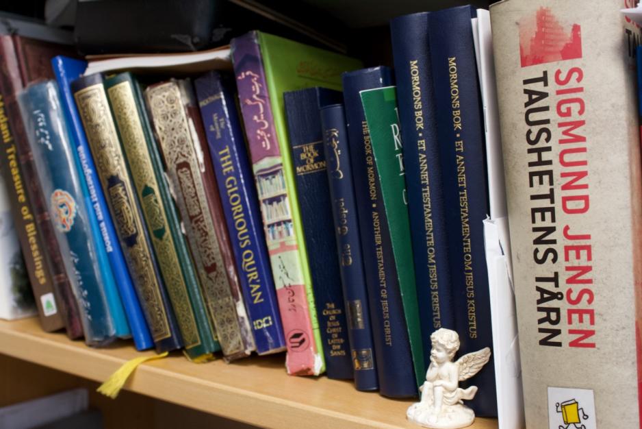 Bokhylle med diverse religiøse skrifter