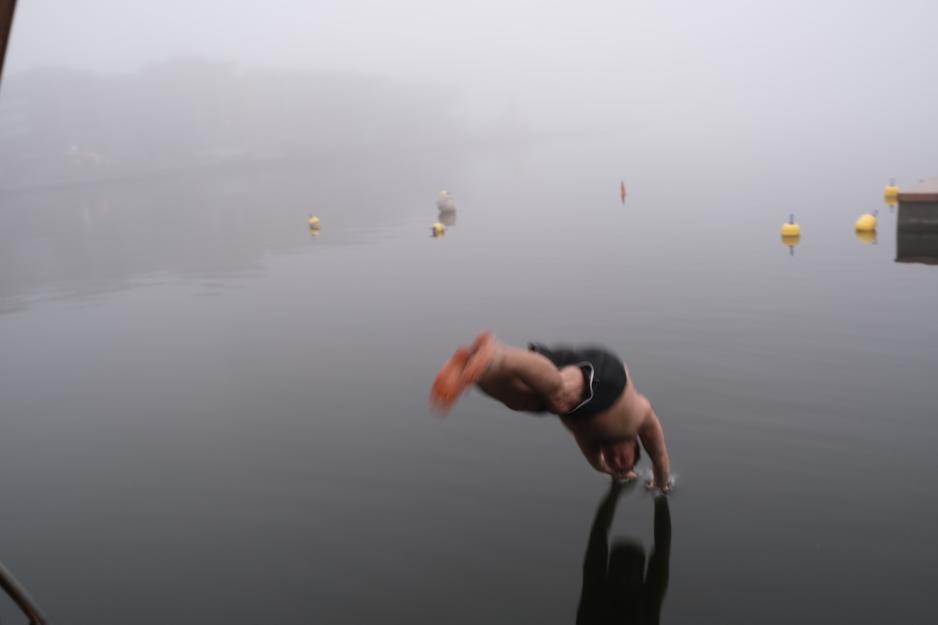 En mann stuper uti en tåkefylt oslofjord