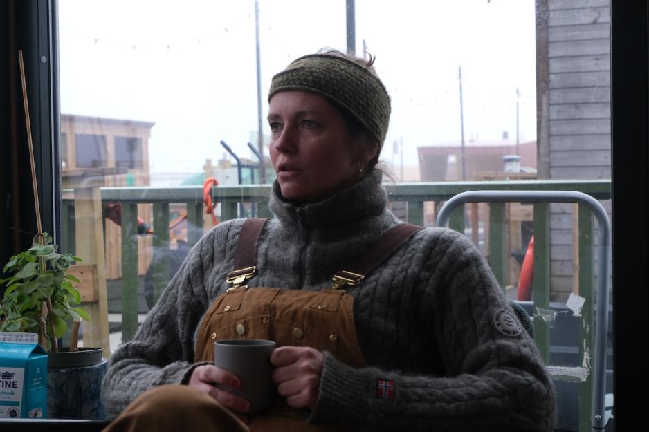 Badstuemesteren sitter med en kopp kaffe i hendene