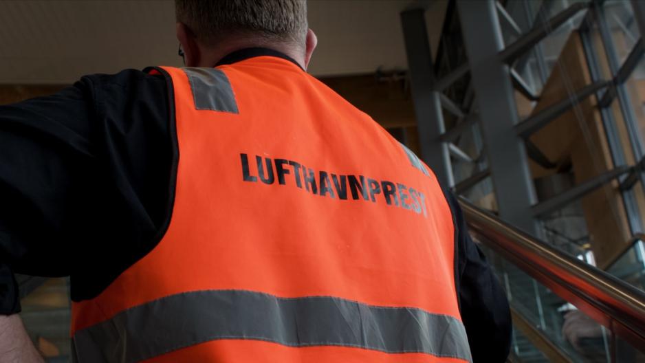 Refleksvest hvor det står «lufthavnprest» på ryggen