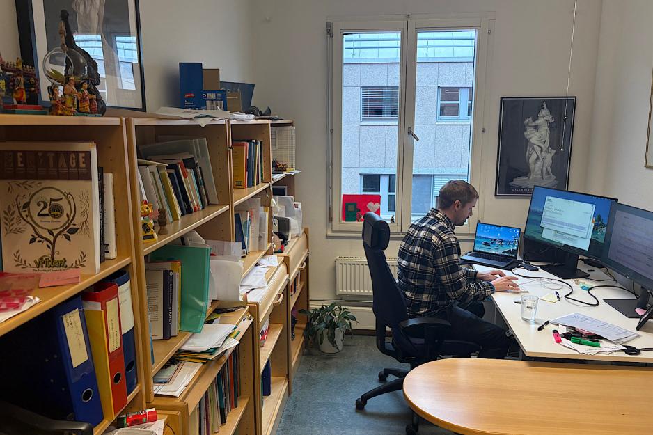 Knut Aukland p&aring; kontoret sitt