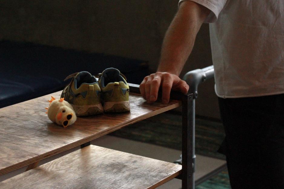 Christian sin hånd sammen med en liten kyllingbamse og et bar barnesko.