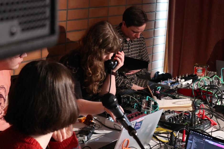 Dame snakker i gammel telefon under Sonisk hage-konsert.