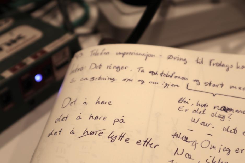Nærbilde av skriveboka til en fra Sonisk hage